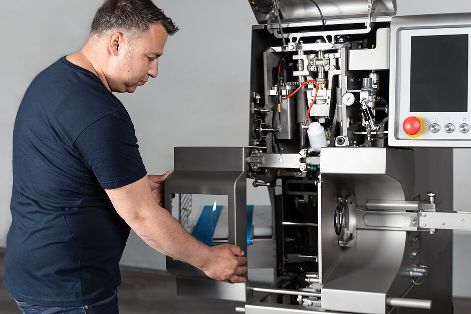 Techniker wartet Maschine