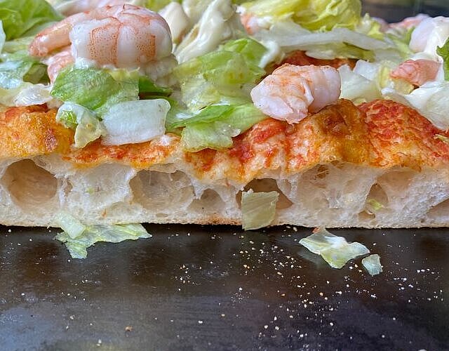 Pinsa mit Meeresfrüchten als Belag
